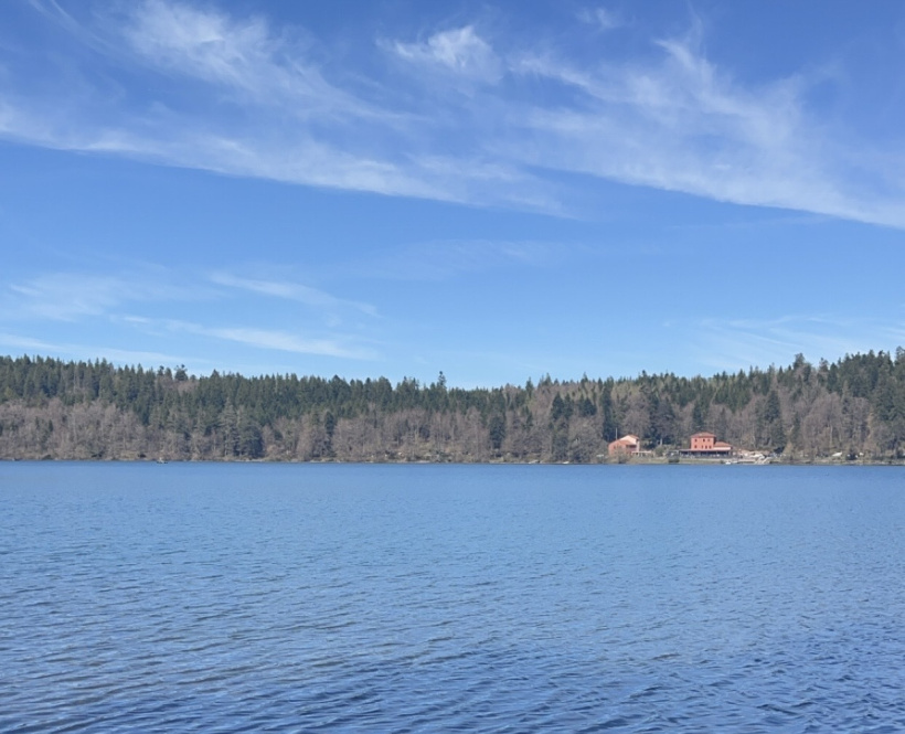 Le thermostat a atteint les 28 degrés au lac du Bouchet ce 14 avril.