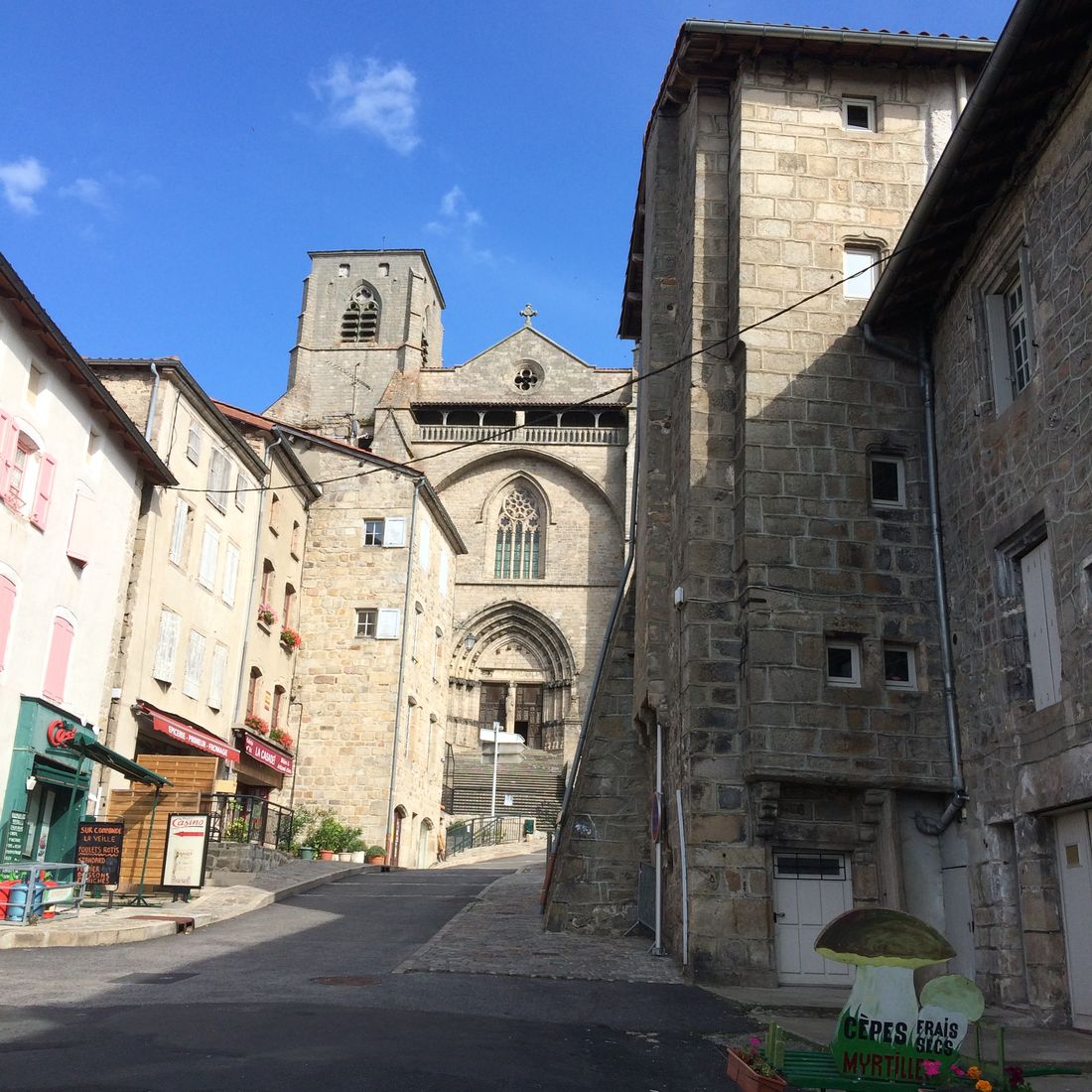 EVE_Visite du bourg médiéval _Abbatiale St-Robert EVE_Visite du bourg médiéval _Abbatiale St-Robert