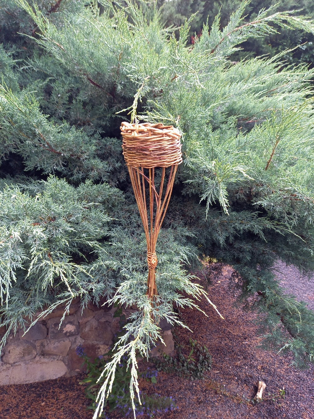 Initiation à la vannerie  Confection d’une mangeoire à oiseaux._Saint-Ilpize