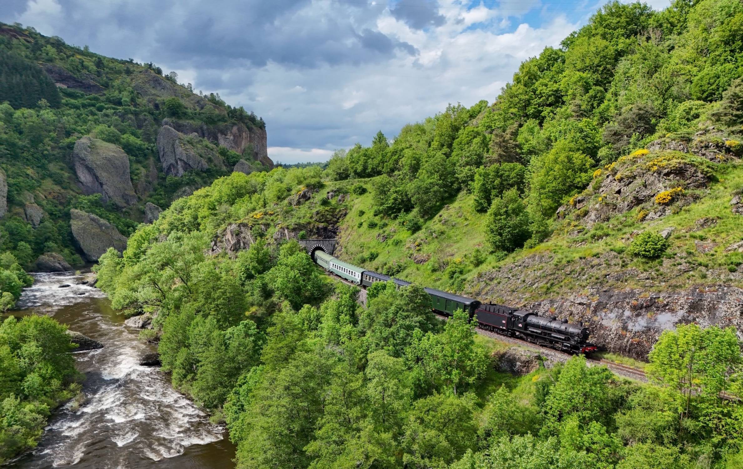 Passage du train touristique à vapeur des Gorges de l’Allier_Monistrol-d'Allier