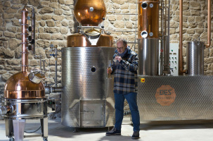Distillerie en terre volcanique : visite et dégustation_Saint-Jeures