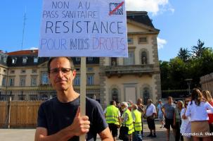 Plus d'une centaine de personnes ont manifesté contre le pass sanitaire ce mercredi 28 juillet au Puy-en-Velay.