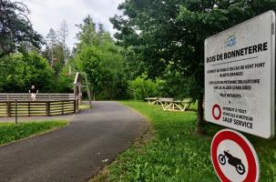 Les motos et scooters sont interdits mais certains y vont quand même.