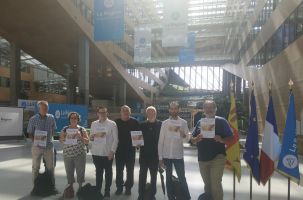 Les membres des collectifs du train, au siège de la Région.