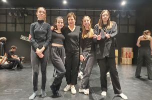 Des élèves avant leur spectacle, accompagnées de leur professeur Geneviève Lavernhe