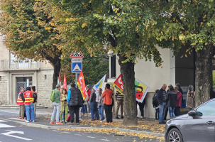 Une trentaine de manifestants étaient présents devant le Medef.