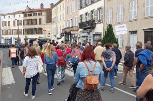 Les 80 manifestants dans les rues d'Issoire contre le méthaniseur.