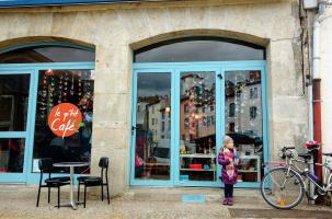 Le p'tit Café des Jeunes Pousses est situé 25 place du marché couvert au Puy-en-Velay.