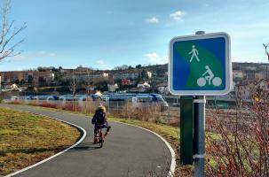 La piste cyclable du Pôle intermodal du Puy, direction Brives-Charensac.
