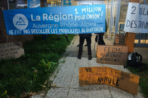 Blocage devant l'aéroport de Loudes