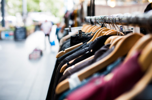 De nombreux produits sont vendus à petits prix dans la boutique.