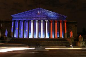 L'Assemblée nationale parée des couleurs de la France.