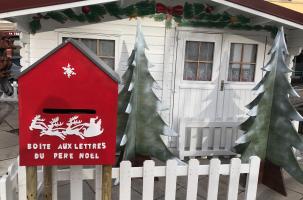 La boîte aux lettres du père Noël a été installée sur la Place Cadelade. 