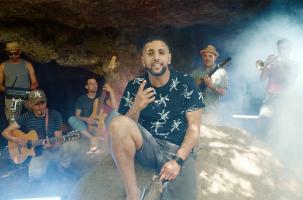 Les Gens'Bon'Beur pendant leur clip devant les grottes de Couteaux.