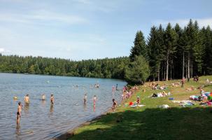 Le Lac du Bouchet est prisé des baigneurs en été.