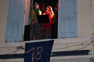 Les Piplettes de Bellevie en pleine représentation surprise à la fenêtre du P'tit Café.