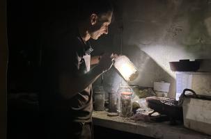 Vincent Duseigne, explore un vieil hôtel abandonné. 