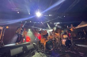 Le groupe Hypercontent en train de performer sur la Grande Scène au Monastier