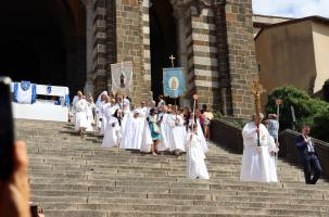 Départ de la procession au pied de la Cathédrale