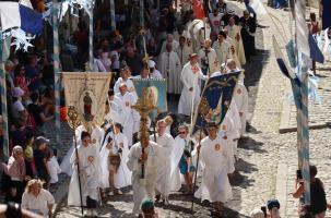 Arrivée de la procession mariale devant la cathédrale Notre Dame du Puy ce mardi 15 août. 
