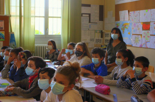 Yamina Bouton et sa classe de CM2, 1er du Prix de la Maison d'Izieu catégorie primaire. 