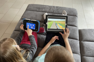 enfant ecran telephone enfance