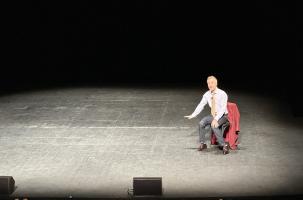 Jonathan Lambert sur la scène du théatre du puy