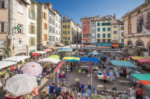 Le marché du Puy-en-Velay, sur la place du Plot.