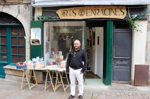 Maxime Sanial est, selon lui, le seul libraire en France à vendre le livre de V.Reynouard.