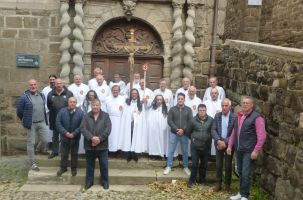 Photo souvenir de la messe des bouchers avec Les Pénitents Blancs du Puy ce dimanche.