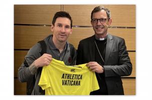 Mgr Gobilliard a remis un maillot du Vatican à Lionel Messi.