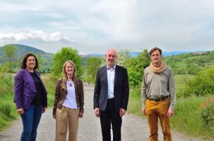 Les 4 maires posant sur le chemin de St-Jacques qui traverse le canton Le Puy 1.