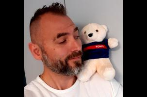 Le pompier Nicolas Currien et son compagnon de marche, Pompy.
