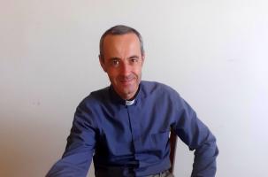 Le Père Emmanuel Dursapt assure l'intérim en attendant un nouvel évêque.