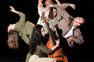 Phénix : quatre danseurs dialoguent avec un instrument à corde