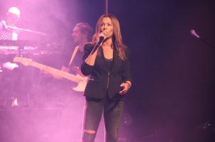La chanteuse Chimène Badi sur la scène du Théâtre du Puy-en-Velay