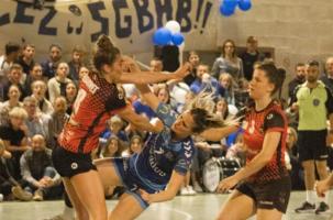 Maëlle Marcoux (en bleu) en pleine attaque fulgurante. 