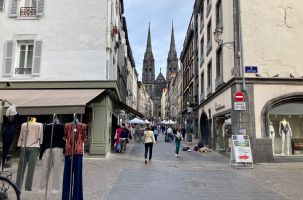 Dans le froid de la matinée, la braderie d'automne débute.