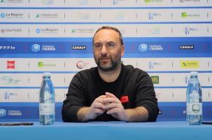 Roland Vieira, entraîneur du Puy Foot en conférence de presse avant Paris 13 Atletico