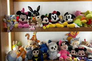 Étagère à peluche à la boutique "Le coffre à jouets" à Brioude