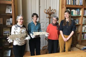 En vert, au milieu : Aurélie Stréri, restauratrice en charge des papyrus 