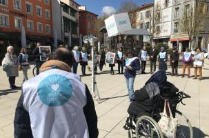 Ce mardi 4 avril, 12h, sur la place Cadelade au Puy, le collectif Soulager mais pas tuer