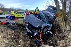 L'état de la voiture témoigne de la violence de la collision.  