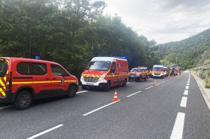Durant l'intervention des pompiers, la gendarmerie a ralenti les utilisateurs de la RD103.