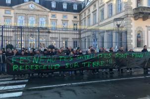 Une quarantaine d'agriculteurs se sont mobilisés devant la préfecture 