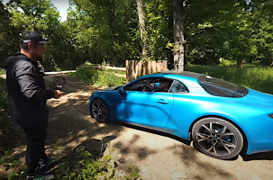 Joris Gérentes, au volant de son Alpine, sous le regard du généreux et célèbre youtubeur.