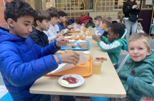 Lors d'un "ptit dèj" des amapiens d'Anne Frank partagé avec des élèves de la Mouteyre.