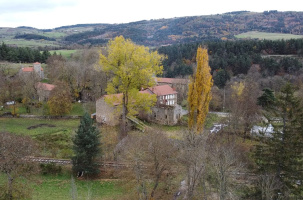 Le hameau vu du ciel traversé par le vélorail