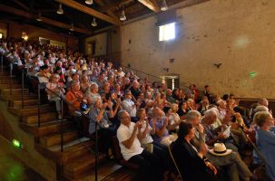 L’Auditorium Cziffra peut accueillir 200 personnes assises en temps normal.