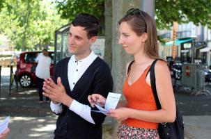 Azelma Sigaux et son suppléant Jullian Carrié en plein tractage au Puy.